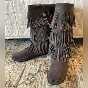 Minnetonka Gray Fringe Boots ~ size 9